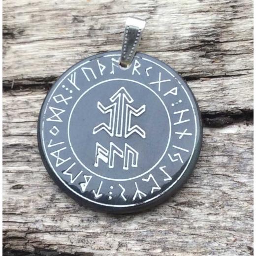 Amulett eines Kämpfers mit Schutzformel ALU (Kettenanhänger aus Horn)