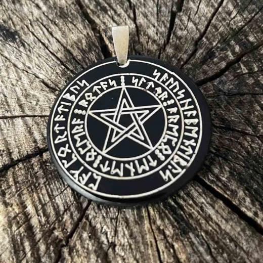 Magisches Hexenamulett mit Runen (Kettenanhänger aus Horn)