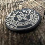 Magisches Hexenamulett mit Runen (Kettenanhänger aus Horn)
