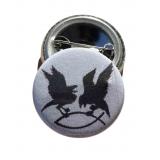 Raben greifen Fisch Button