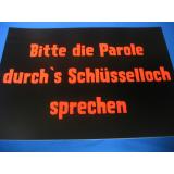 Die Parole durchs Schlüsselloch sprechen (Türschild)