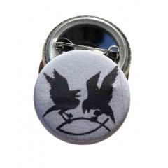 Raben greifen Fisch Button