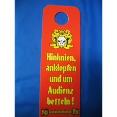 Hinknien, anklopfen und um Audienz betteln (Türschild)